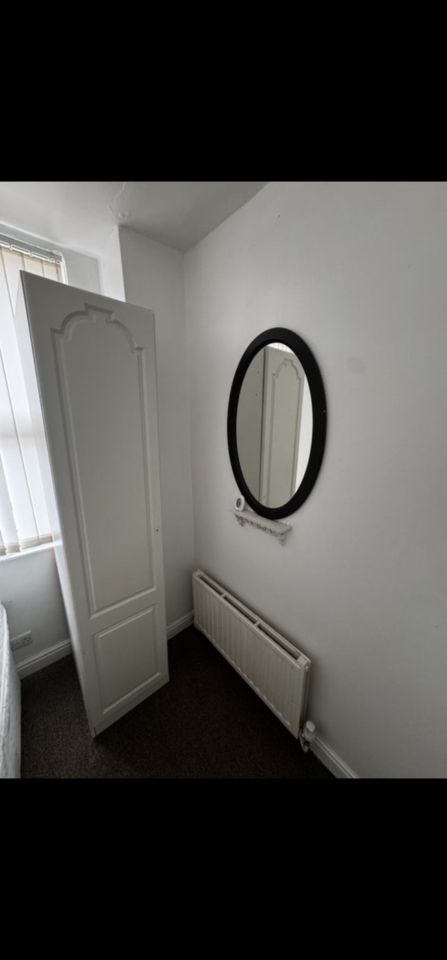 1 Small Double Room to Rent L13 Main Photo