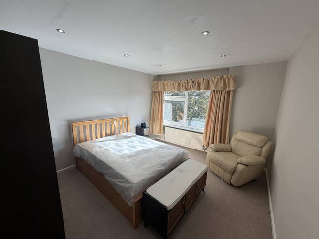 Large furnished double, central Hertford Main Photo