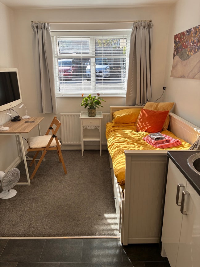 So convenient and cosy. Studio for one lady.  Main Photo