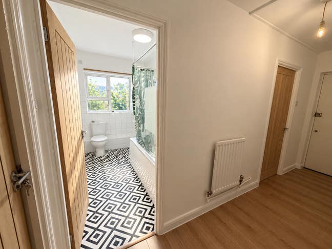 ✨ Fresh 3-Bed Flat | 5 Mins to Excel & Lizzy Line Main Photo