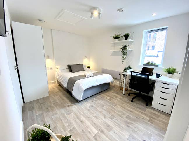 Modern Double En Suite Near City Centre Main Photo