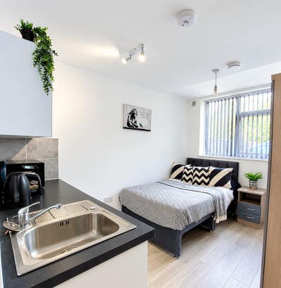 Furnished Ensuite Studio – All Bills Included Main Photo