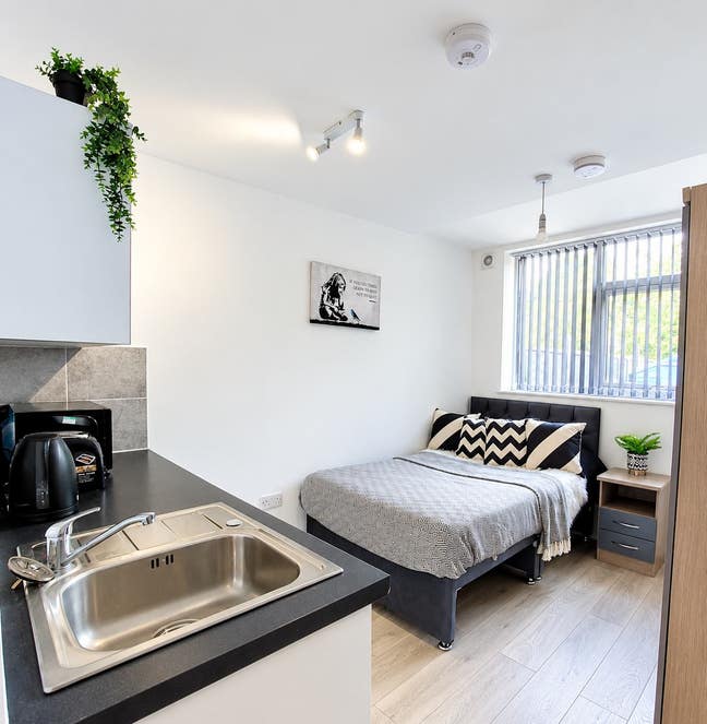 Furnished Ensuite Studio – All Bills Included Main Photo