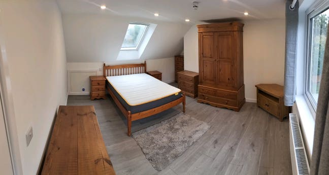  lovely spacious  room with ensuite in house share Main Photo