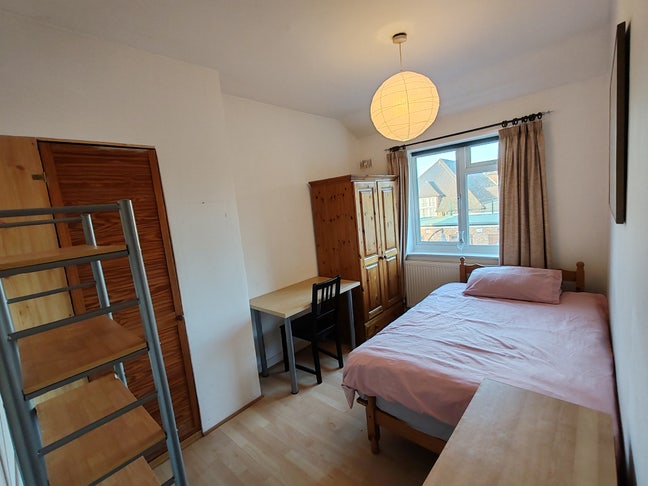 Bright room in Quite/Clean House  Main Photo