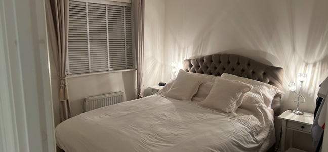 Beautiful king Bedroom in a newly refurbished home Main Photo