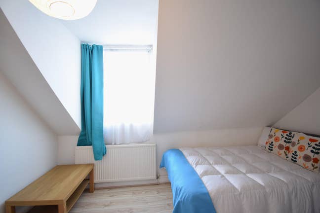 Spacious double - 4 min to Central Line !  Main Photo