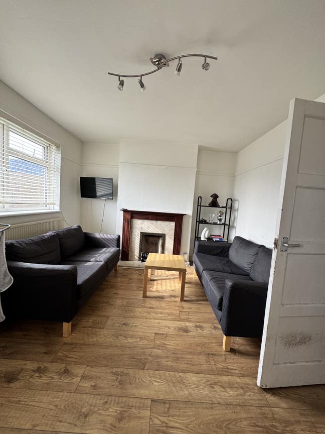 Spacey double room in friendly flat,Shepherds Bush Main Photo