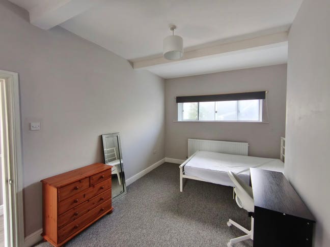Double Bedroom- Julian Road Main Photo
