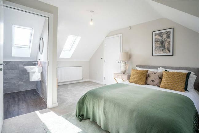 Luxury New En-Suites | Grange Hill | Bills inc. Main Photo
