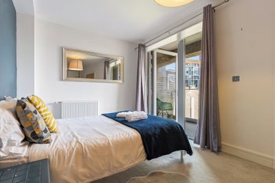 Large room with ensuite and balcony Main Photo
