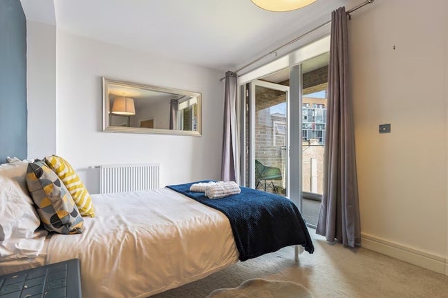 Large room with ensuite and balcony Main Photo