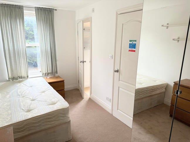 En-Suite Double Room in Friendly Female House-SE16 Main Photo