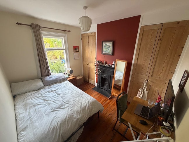 Double room in lovely house next to train station Main Photo