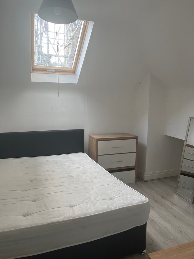 Room in St John Divine Church, Kensington Main Photo