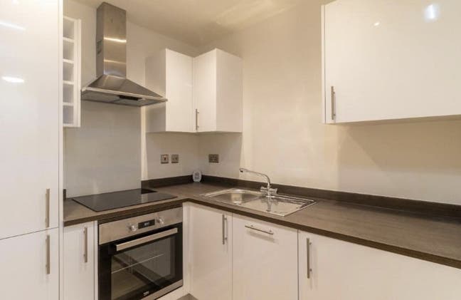 *-Bed Flatshare near St Catherine's & Train Statio Main Photo
