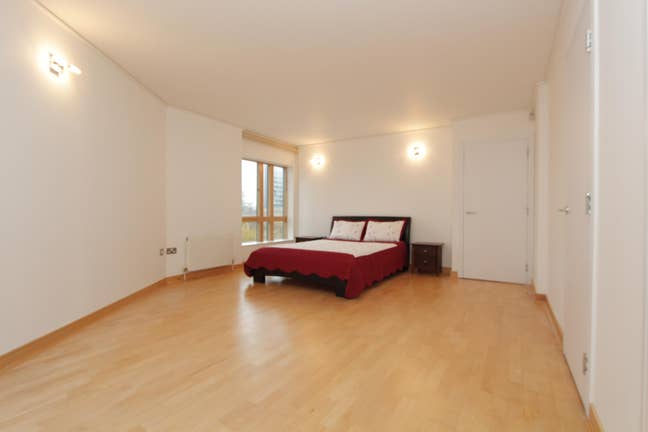 Spacious room near the station  Main Photo
