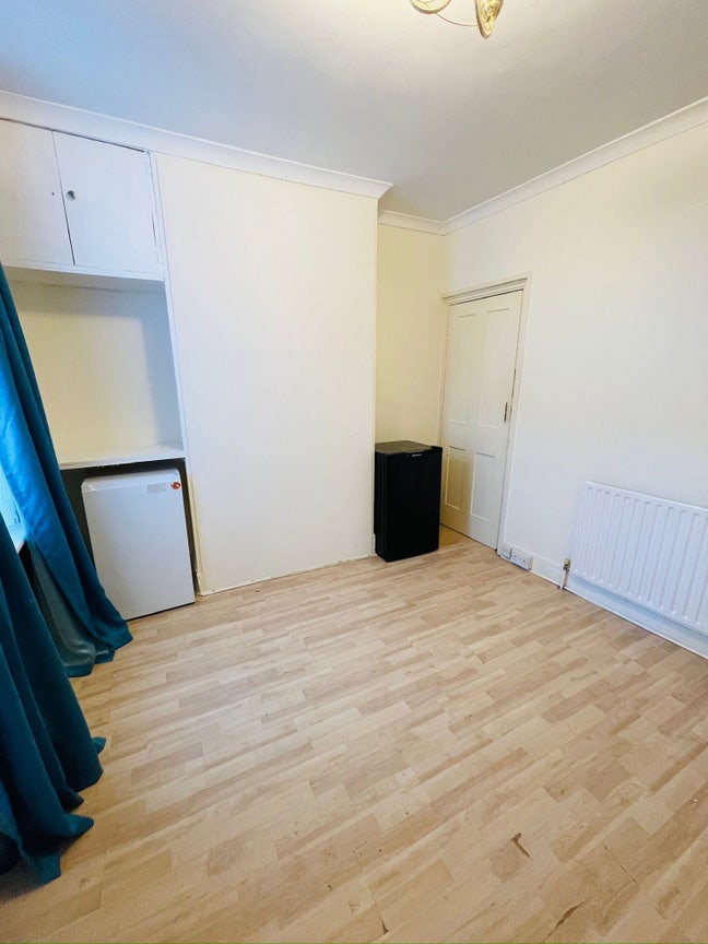 Big double room to Rent in Gillingham- Main Photo