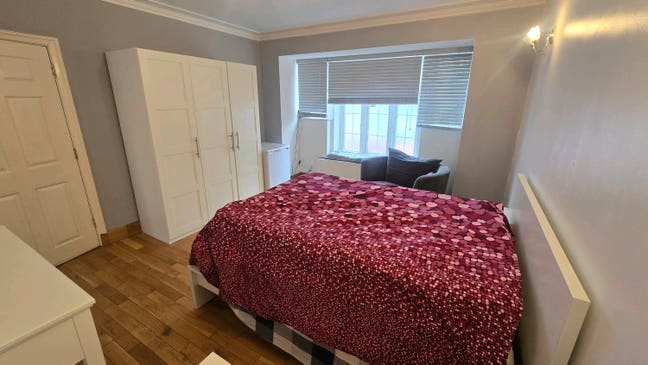 Double Room 5 mins Walk to Station Main Photo