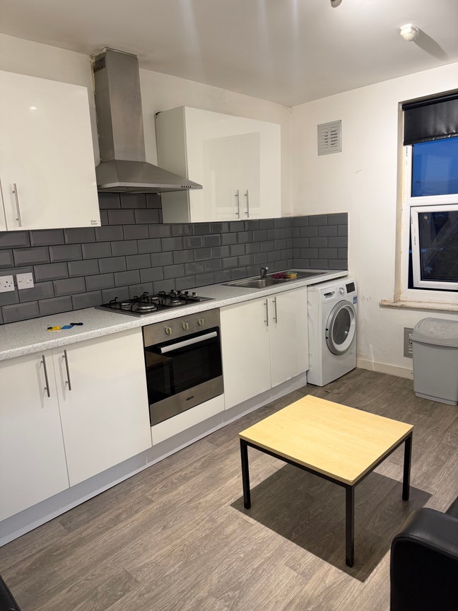 Fully Furnished 2 bed flat available (couples) Main Photo