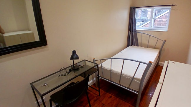ST6/Burslem. Single+ Smart TV. BARGAIN!! Main Photo
