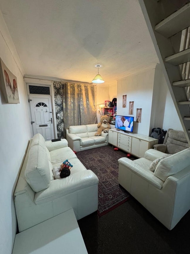 Three bed room property to rent Main Photo