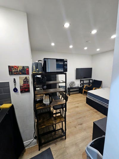 Fresh, Fully Furnished Studio Flat – E10 7DZ  Main Photo
