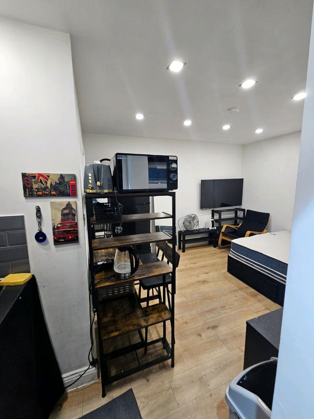 Fresh, Fully Furnished Studio Flat – E10 7DZ  Main Photo