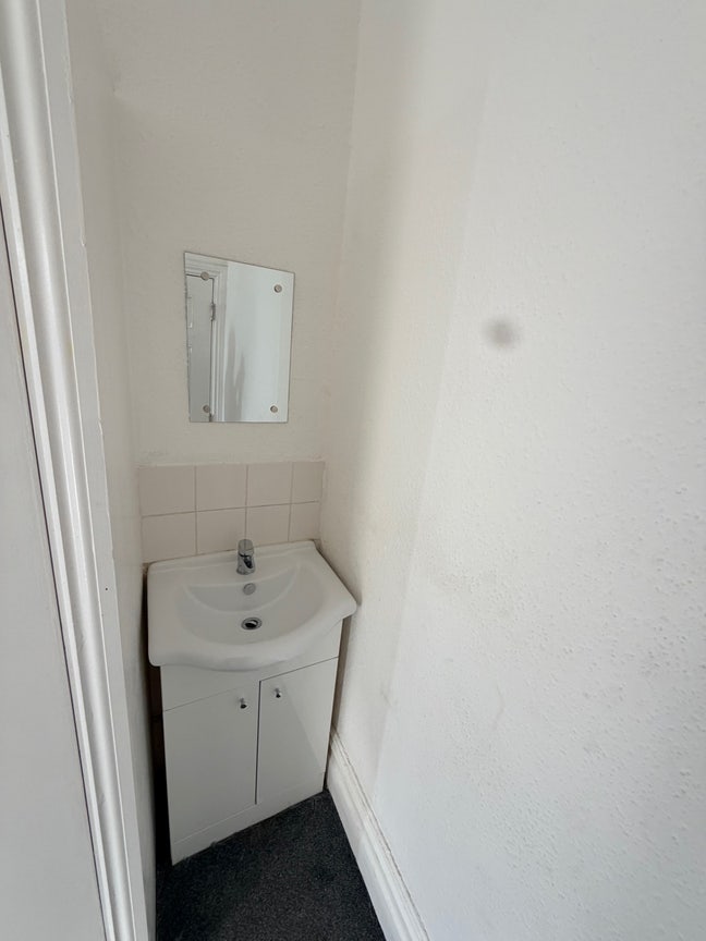 A room in shared flat with two bathrooms  Main Photo