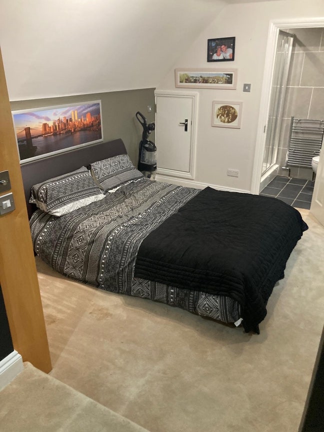 Spacious En-suit Room with Home Office connected Main Photo