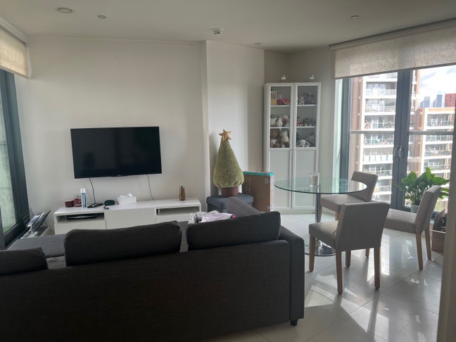 Double room in modern flat | canary wharf | Dec  Main Photo