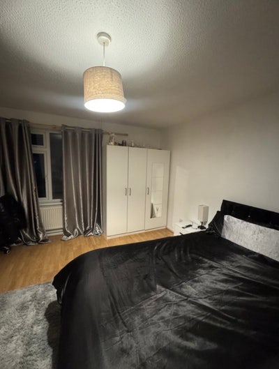 Spacious Double Bedroom in a Clean, Quiet House Main Photo