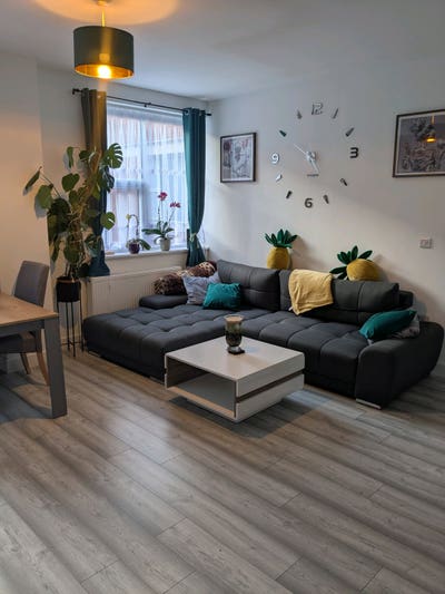  Spacious room in friendly house share. Main Photo