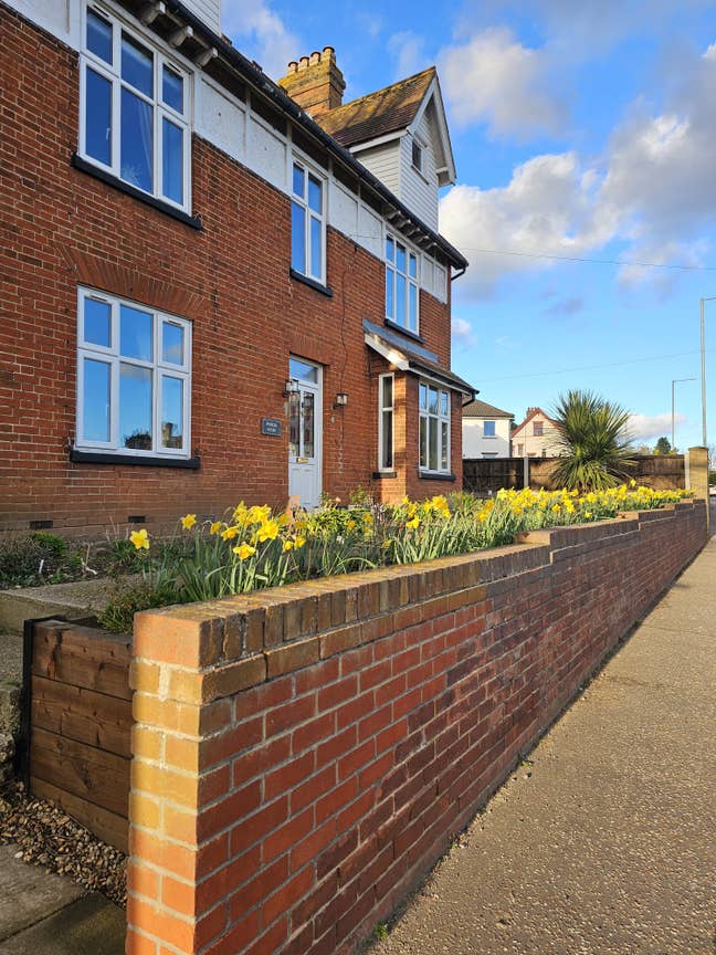 Spacious double bedroom to let Main Photo