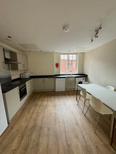 Large 6 bed apartment  Main Photo