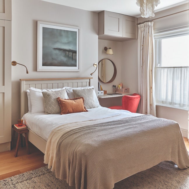 A spacious double bedroom  Main Photo