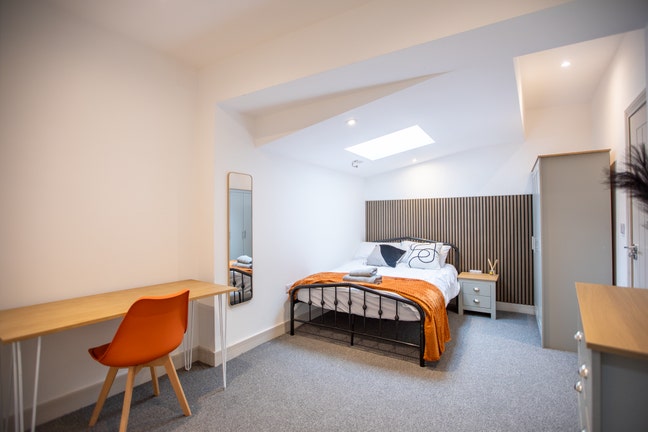 ✨ Fareham Double Room with Skylight | Room 2 Main Photo