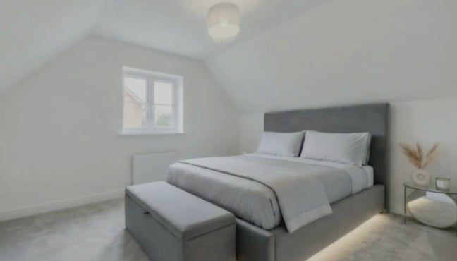  Female  preferred  -  Large  Master  with  Ensuite
 Main Photo