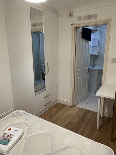 &pound;900pcm Room with ensuite a quite shared house Main Photo