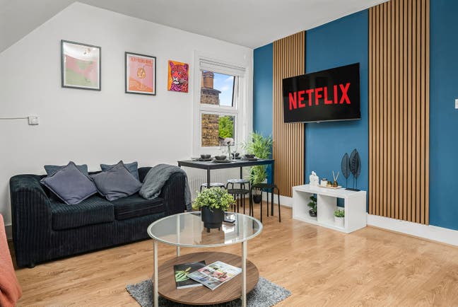 Elite 1 Bed 1 Bath Flat w/Fast Wifi Free Parking!  Main Photo