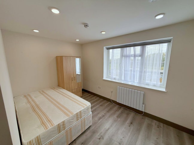 DSS-Studio Flat Available in Hayes Hillingdon UB3 Main Photo
