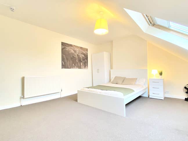 Huge Double Room in Centre of Wimbledon Main Photo