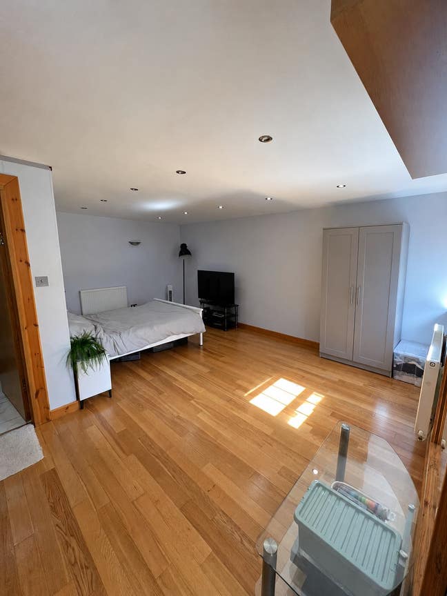Large Double Room, Private Ensuite and Entrance Main Photo