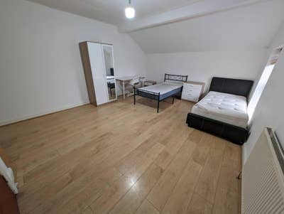 Large Double Bedroom for a couple or single person Main Photo
