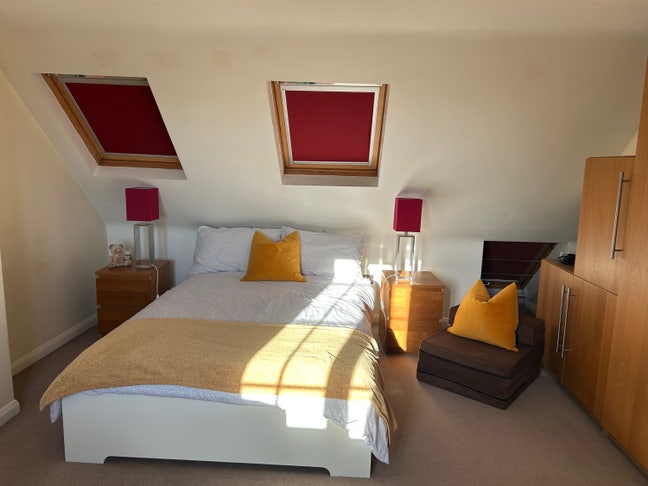 Bright spacious ensuite with cleaner included! Main Photo