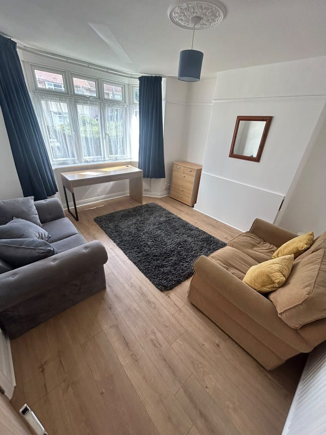 All Bills Including Council Tax (10Mins from Uwe) Main Photo