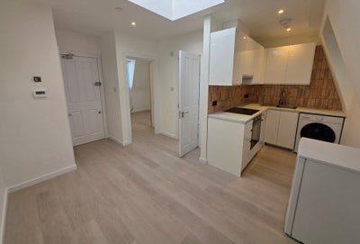 Newly refurbished one bedroom flat in conversion Main Photo
