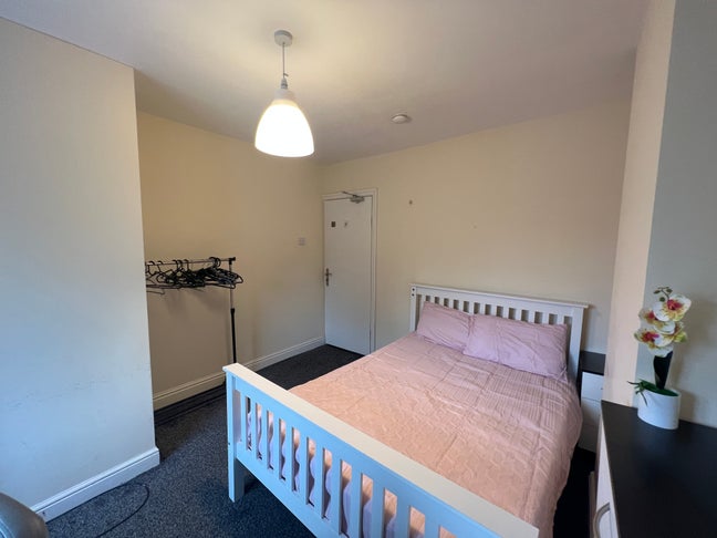 5 Bed En-suite House – 2 Min to Warwick Bills Inc Main Photo