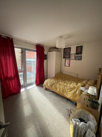 Bright double room with balcony available in E3 Main Photo