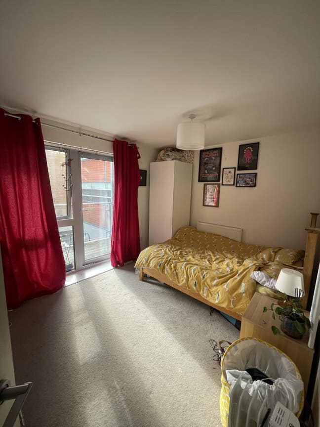Bright double room with balcony available in E3 Main Photo